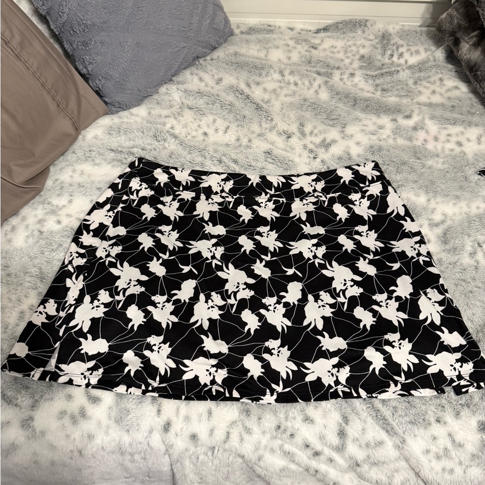 Black & White Floral A-Line Skort - Women's